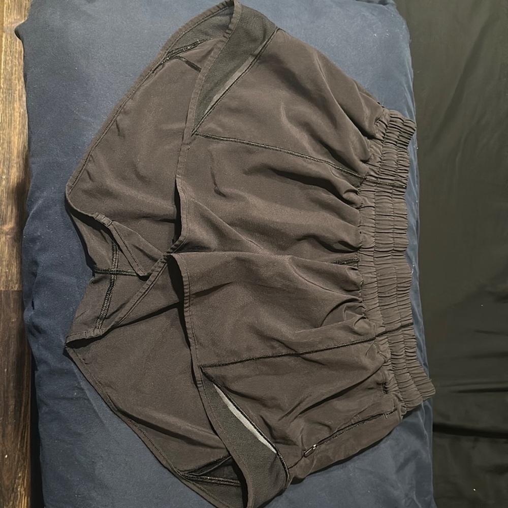 Lululemon size 6 Hotty Hot Low-Rise Lined Short 2.5" color black.